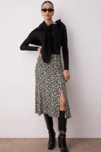 TRENDYOLMiLLA Black Slit Detailed Flower Patterned Viscose Fabric Midi Weaving Skirt - Image 2