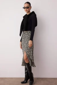 TRENDYOLMiLLA Black Slit Detailed Flower Patterned Viscose Fabric Midi Weaving Skirt - Image 3
