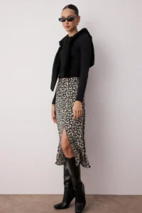 TRENDYOLMiLLA Black Slit Detailed Flower Patterned Viscose Fabric Midi Weaving Skirt - Image 7