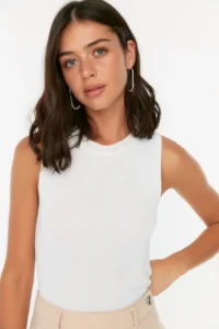 TRENDYOLMİLLA Ecru Crew Neck Crop Blouse