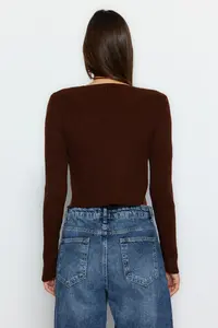TRENDYOLMİLLA Brown Crop Binding Detailed Blouse-Cardigan Knitwear Set - Image 5