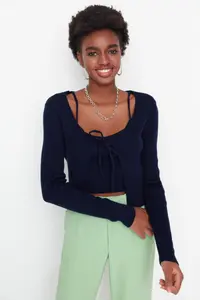 TRENDYOLMİLLA Navy Blue Crop Binding Detailed Blouse-Cardigan Knitwear Set Knitwear Cardigan - Image 3