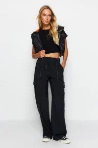 TRENDYOLMİLLA Black Cargo Wide Leg Weaving Pants with Contrast Stitching Detail - Image 4