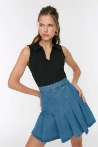 TRENDYOLMİLLA Black Fitted Polo Shirt Collar Crop Flexible Knitting Blouse - Image 2