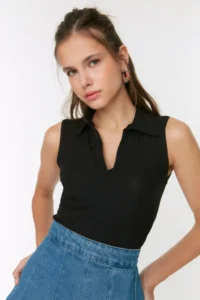 TRENDYOLMİLLA Black Fitted Polo Shirt Collar Crop Flexible Knitting Blouse - Image 3