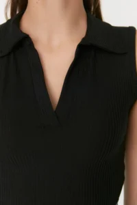 TRENDYOLMİLLA Black Fitted Polo Shirt Collar Crop Flexible Knitting Blouse - Image 4