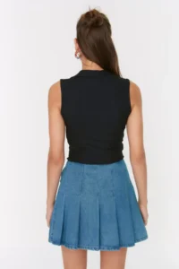 TRENDYOLMİLLA Black Fitted Polo Shirt Collar Crop Flexible Knitting Blouse - Image 5