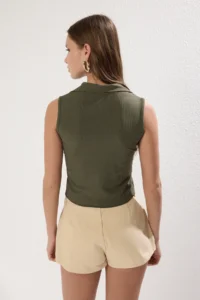 TRENDYOLMİLLA Khaki Fitted Polo Shirt Collar Crop Flexible Knitting Blouse - Image 4