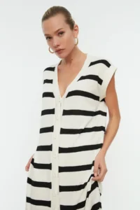 TRENDYOLMİLLA Black Oversized Midi Dress - Image 3
