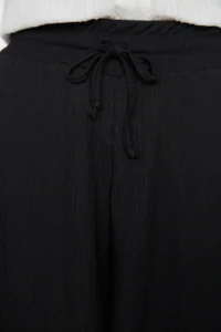 TRENDYOLMiLLA Navy Blue Rahat Kesim Regular Waist Crepe/textured Knitting Shorts - Image 4
