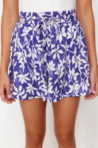 TRENDYOLMiLLA Purple Patterned Rahat Kesim Regular Waist Crepe/textured Knitting Shorts - Image 4