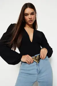 TRENDYOLMİLLA Black Balloon Sleeve V-neck Fitted Flexible snaps Knitting Bodysuit .D.00030