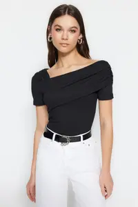 TRENDYOLMİLLA Black Asymmetric Collar Fitted/Snaps Knitting Bodysuit .D.00060