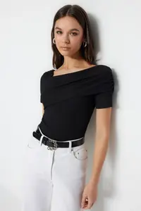 TRENDYOLMİLLA Black Asymmetric Collar Fitted/Snaps Knitting Bodysuit .D.00060 - Image 2