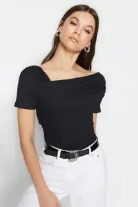 TRENDYOLMİLLA Black Asymmetric Collar Fitted/Snaps Knitting Bodysuit .D.00060 - Image 3