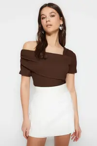 TRENDYOLMİLLA Brown Asymmetric Collar Fitted/Slinky snaps Knitting Bodysuit .D.00060