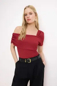 TRENDYOLMİLLA Burgundy Asymmetric Collar Fitted/Closing snaps Knitting Bodysuit .D.00060