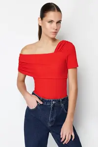 TRENDYOLMİLLA Red Asymmetric Collar Fitted/Snaps Knitting Bodysuit .D.00060