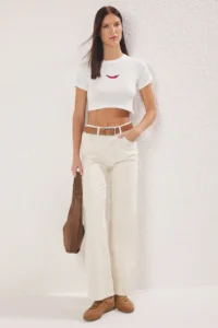 TRENDYOLMİLLA Ecru Pepper Embroidered Viscous/Soft Material Crop Crew Neck Flexible Knitting Blouse