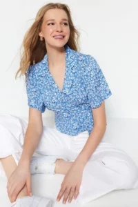 TRENDYOLMİLLA Mavi Binding Detailed Flower Patterned Crop Weaving Blouse - Image 2