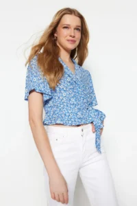 TRENDYOLMİLLA Mavi Binding Detailed Flower Patterned Crop Weaving Blouse - Image 3