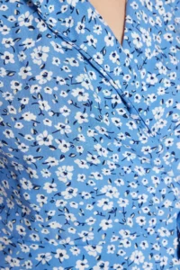TRENDYOLMİLLA Mavi Binding Detailed Flower Patterned Crop Weaving Blouse - Image 4