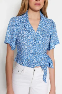 TRENDYOLMİLLA Mavi Binding Detailed Flower Patterned Crop Weaving Blouse - Image 5
