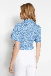 TRENDYOLMİLLA Mavi Binding Detailed Flower Patterned Crop Weaving Blouse - Image 6