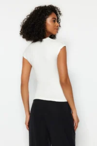 TRENDYOLMİLLA Ecru Viscous Soft Material Fitted Moon Arm Knitting Blouse - Image 6