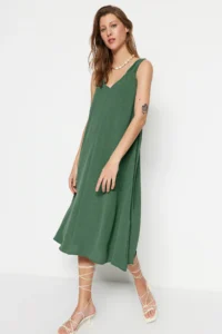 TRENDYOLMİLLA Green Rahat Kesim V-neck Midi Weaving Dress