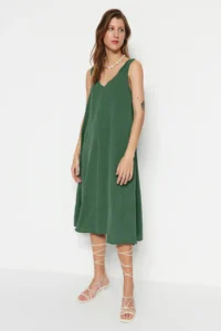 TRENDYOLMİLLA Green Rahat Kesim V-neck Midi Weaving Dress - Image 2