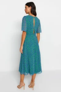 TRENDYOLMİLLA Green animals Patterned A Cut Angel Arm Lined Siphon Flight Flight Weaving Midi Dress - Image 10