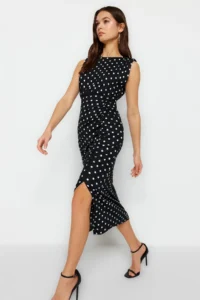TRENDYOLMİLLA Black Polka Dot Low-cut back Slit Detailed Maxi Flexible Knitting Pen Dress - Image 5
