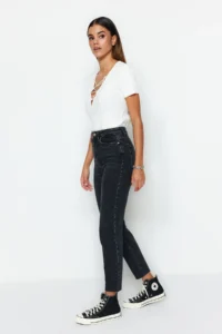 TRENDYOLMİLLA Black High Waist Less Flexible Mom Cut Hem jeans - Image 4
