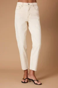 TRENDYOLMİLLA Ecru High Waist Middle Flexible Mom Kesik Hem jeans - Image 3