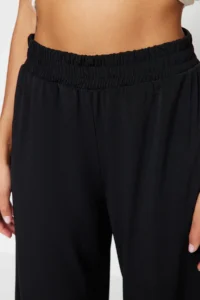 TRENDYOLMİLLA Black Wide Leg/Rahat Kesim High Waist Flexible Knitting Pants - Image 4