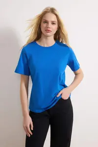 TRENDYOLMİLLA Saks Blue 100% Cotton Basic Crew Neck Knitting T-Shirt