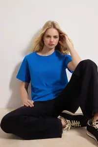 TRENDYOLMİLLA Saks Blue 100% Cotton Basic Crew Neck Knitting T-Shirt - Image 2
