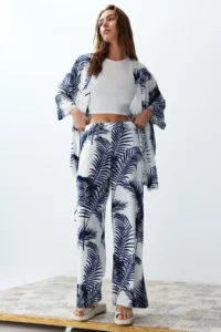 TRENDYOLMİLLA White Indigo Tropical Patterned Weaving Viscose Kimono Wide Leg Pants Set - Image 2