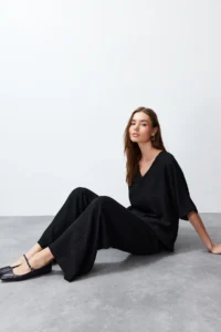 TRENDYOLMİLLA Black V-neck Weaving Blouse-Pants Set - Image 3