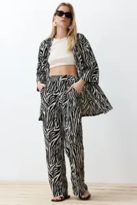 TRENDYOLMİLLA Black Printed Rahat Kesim Flexible Kimonolu Knitting Top and Bottom Set