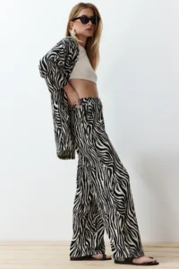 TRENDYOLMİLLA Black Printed Rahat Kesim Flexible Kimonolu Knitting Top and Bottom Set - Image 2