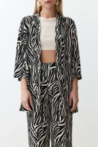 TRENDYOLMİLLA Black Printed Rahat Kesim Flexible Kimonolu Knitting Top and Bottom Set - Image 3