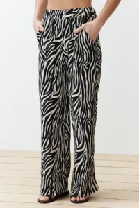 TRENDYOLMİLLA Black Printed Rahat Kesim Flexible Kimonolu Knitting Top and Bottom Set - Image 4