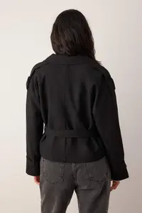 TRENDYOLMİLLA Black Premium Weaving Crop Blazer Jacket - Image 4