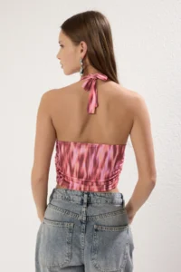 TRENDYOLMİLLA Pink Printed Barbell Neck Fitted Crop Flexible Knitting Blouse - Image 4