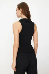 TRENDYOLMİLLA Black Fitted Polo Shirt Collar Flexible Knitting Blouse - Image 6