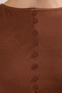 TRENDYOLMİLLA Brown buttoned Fitted/Ribbed Flexible Knitting Blouse - Image 3