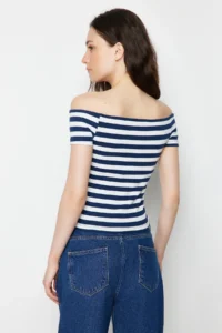 TRENDYOLMİLLA 2 Sets Paket Navy Blue Striped-Rejection Plain Carmen Collar Crop Flexible Knitting Blouse - Image 3