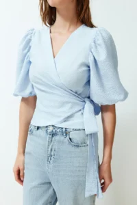 TRENDYOLMİLLA Mavi Double breasted Binding Detailed seersucker Material Weaving Blouse - Image 4